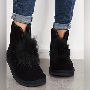 BEARPAW Libby Black Sheepskin Leather Ankle Pom Pom Boots Size 7